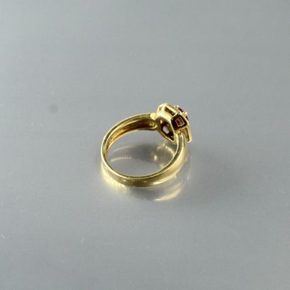 null Bague en or jaune 18k (750) ornée d'un rubis ovale dans un entourage de diamants.

Poinçon...