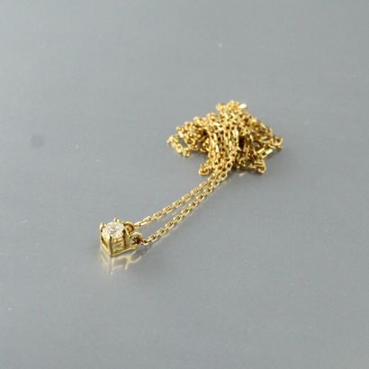 null Chaîne en or jaune 18k (750) à maille forçat et un pendentif en or jaune 18k...