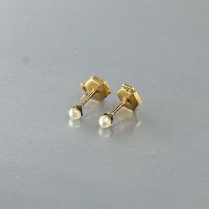 null Paire de clous d'oreille en or jaune 18k (750) une perle sertie à l'extrémité.

Poids...