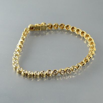 null Bracelet en or jaune 18k (750) à maille ronde, ornée de diamants ronds en sertis...