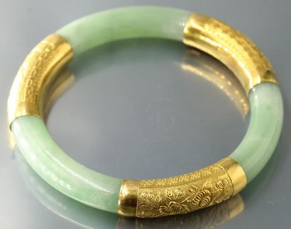 null Bracelet rigide en Jadeite et or jaune 18k (750) ciselé de décors floraux et...