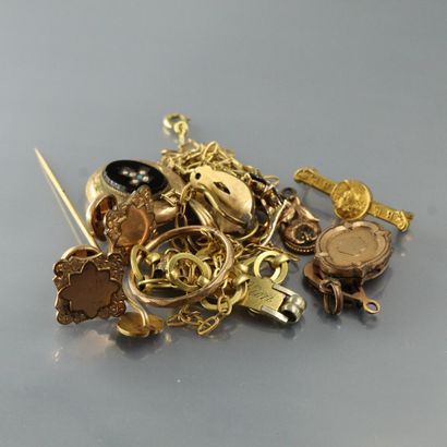 null Ensemble de bijoux fantaisie dont certains en plaqué or :

- deux chaînes, l'une...