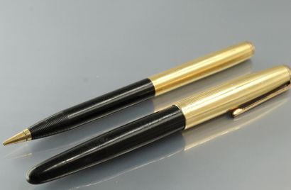 null PARKER 

Lot de deux stylos, l'un à plume, l'autre à bille, en or jaune 14k...