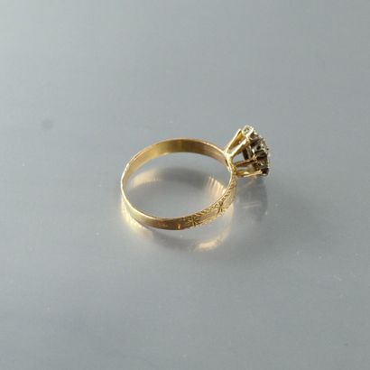 null Bague fleur en or gris et or jaune 18k (750) ornée de diamants.

L'anneau est...