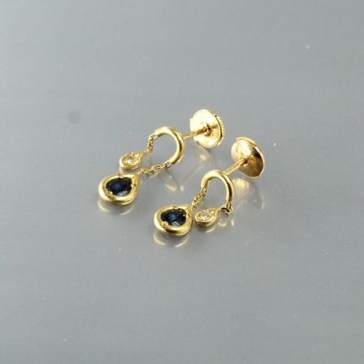 null 
Paire de pendants d'oreilles en or jaune 18k (750) ornés chacun d'un saphir...