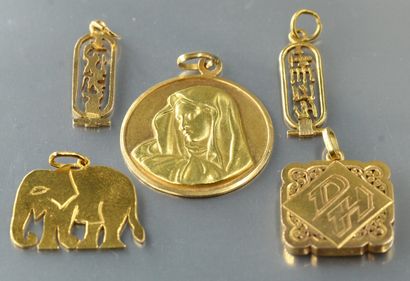 null Lot en or 18k (750) comprenant :

- Un pendentif éléphant 

- Un pendentif avec...