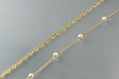 null 
Lot de deux bracelets en or 18k (750).




L'un à maille força orné de perles...