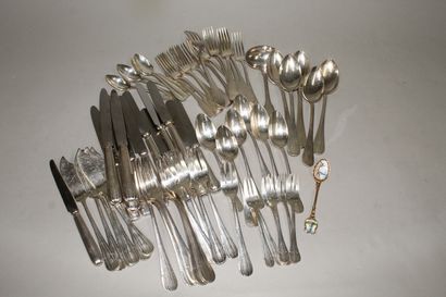 null 
Ménagère en métal argenté comprenant : 









- 6 fourchettes de table




-...