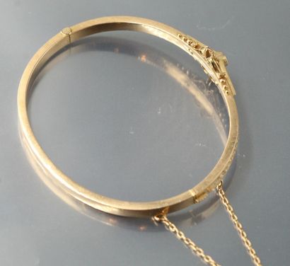 null 
Bracelet rigide en or jaune 14k (585) orné d'une perle, et de motifs floraux...