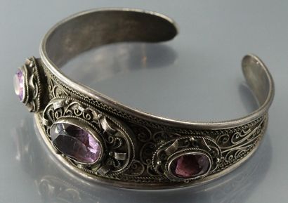 null Bracelet manchette en argent (800) à décor d'enroulements filigranés et orné...