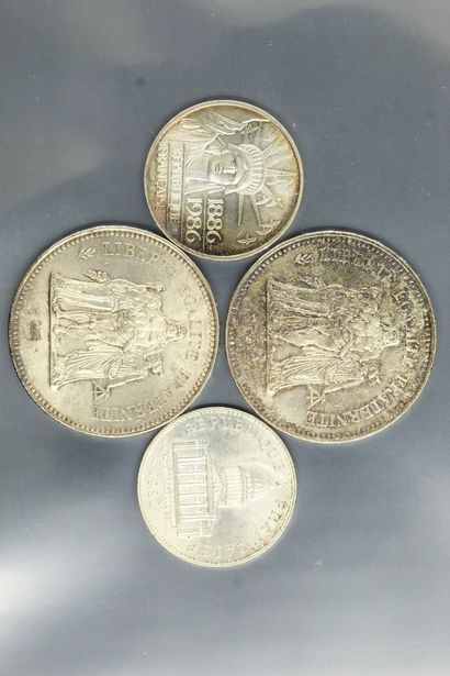 Quatre pièces en argent :

- 50 francs hercule...