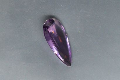 null Amethyst pear on paper.

Weight : approx. 9.70 cts.