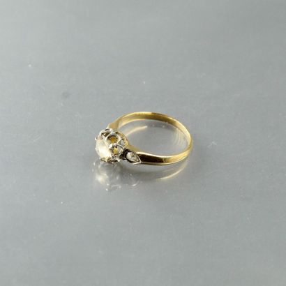 null Bague en or jaune et gris 18k (750) ornée d'un diamant taille ancienne épaulé...