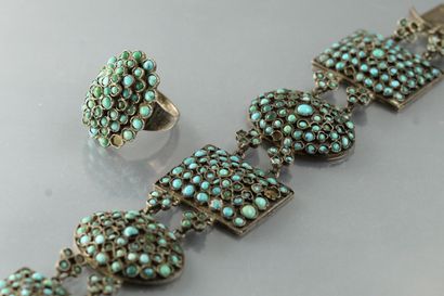 null 
Demi parure en argent (Sanglier) et perles de couleur turquoise serties, composée...