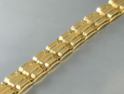 null Bracelet en or jaune 18k (750) à motifs géométriques ajourés.

Poiçon de maître...