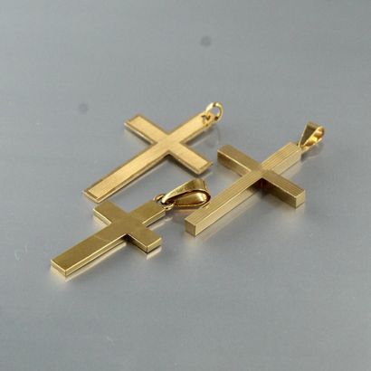 null Trois croix pendentifs en or jaune 18k (750).

Poids : 8.60 g.