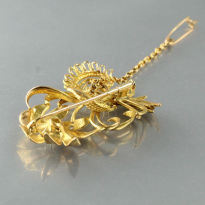 null Broche en or jaune 18k (750) stylisant une fleur, le pistile orné d'un diamant...