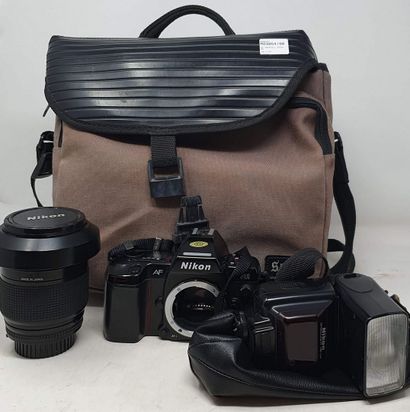 null Appareil photographique. Dans sac de transport, boîtier Nikon F-801 avec objectif...