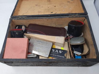 null Appareil photographique. Dans caisse en bois, important ensemble divers de matériel...