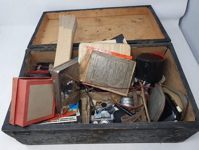 null Camera. In a wooden case, important set of various photographic equipment and...