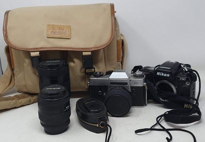 null In a carrying bag, a set of cameras and lenses from Leitz (Leica) and Nikon.

Leicaflex...