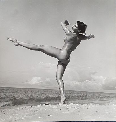 null Photographie. André de DIENES (1913-1985). Femme Nue (sur une plage). Tirage...
