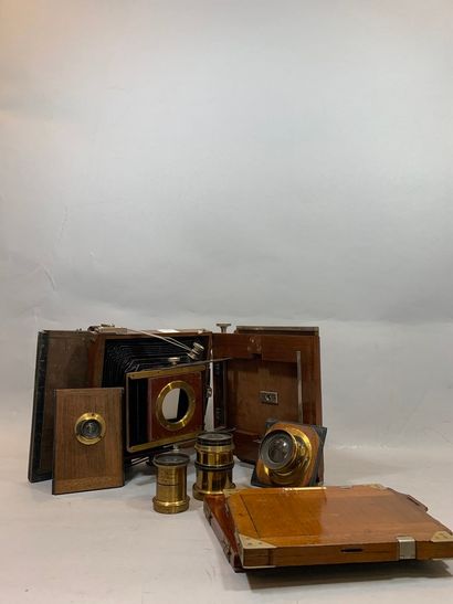 null Photographic camera. Photographic camera (of unidentified make, lacking frost...