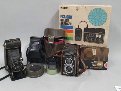 null Camera. Set of five cameras and various accessories. Rolleiflex camera n°1134254...