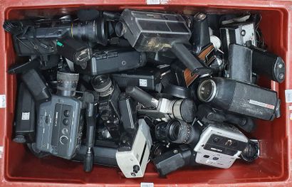 null Camera, cameras. Important set of about forty cameras of various brands, untested...