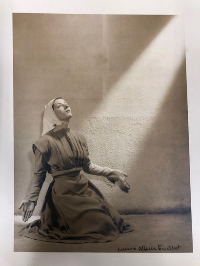 null Laure ALBIN GUILLOT (1879-1962) 

Portrait féminin , Circa 1930. 

Ensemble...