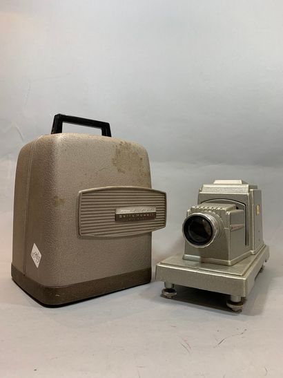 null Photography, cinema. Set of two miscellaneous untested projectors.

Bell & Howell...