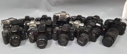 null Camera. Important set of about fifteen cameras, mostly Canon (two Pentax), untested...