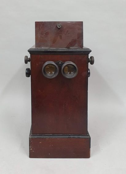 null Photographic camera, viewer. Hand-cranked stereoscopic viewer with fifty views,...