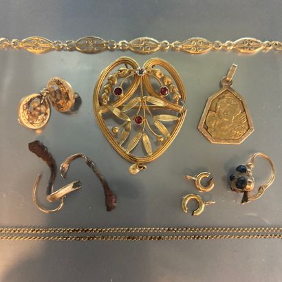  BIS 
18k (750) yellow gold debris: two dental gold hooks, a chain, a small oriental...