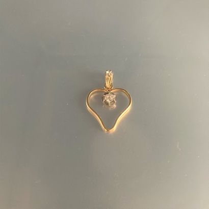 null Yellow gold pendant forming a heart and decorated with small diamonds.

Gross...