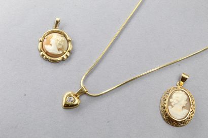 null 18k (750) yellow gold lot composed of two cameo pendants, chain and its heart...