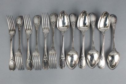 null CHRISTOFLE

12 silver plated cutlery sets, decorated with palmettes, 19th century:

-...