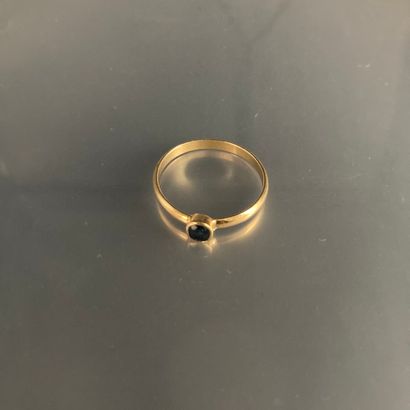 null Bague en or jaune 18K (750) sertie d'un saphir.

Tour de doigt : 58 - Poids...