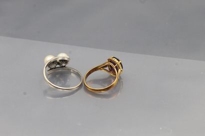 null Lot of two yellow and white gold rings, one with an amethyst, the other with...