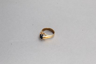 null 18k (750) yellow gold ring set with an oval sapphire.

Finger size: 57 - Gross...