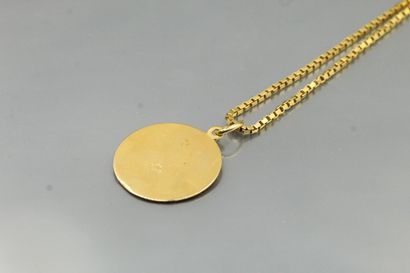 null 18k (750) yellow gold christening chain and pendant.

Gross weight: 18.98 g...