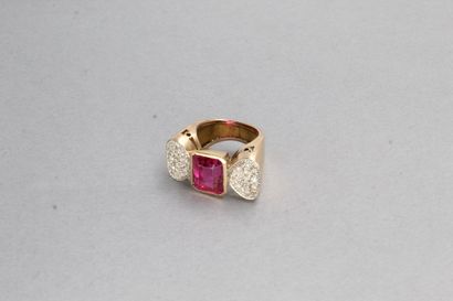 null 18k (750) pink gold ring set with a synthetic corundum and pavé diamonds.

Finger...