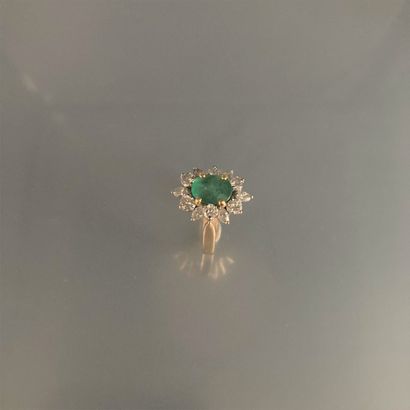 null 18k (750) yellow gold daisy ring set with an oval emerald and diamonds.

Eagle...