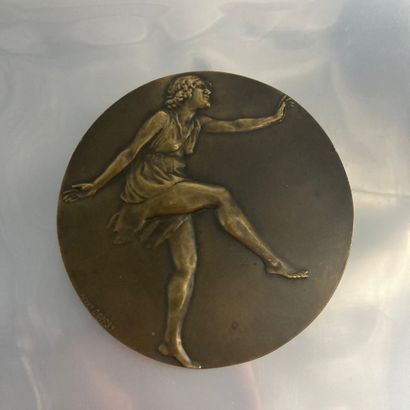 DROPSY Henry (1885-1969) 
Médaille de table en bronze, figurant une jeune femme...