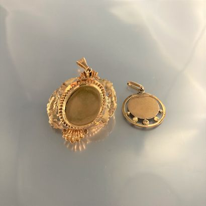 null 18k (750) yellow gold lot comprising a medal of the Virgin Mary with small pearls,...