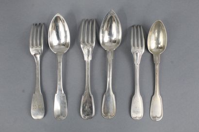 null Set of silver cutlery including serving pieces and tableware. 

Weight : 2750...