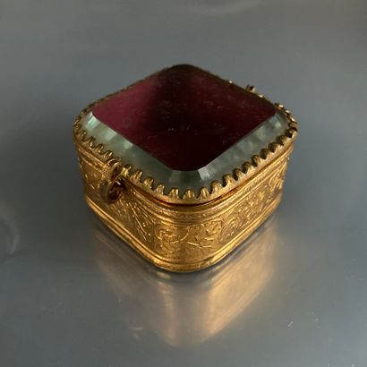 null Small jewelry box in gilded metal, beveled glass lid. 

5.30 x 5.30 x 3.40 ...