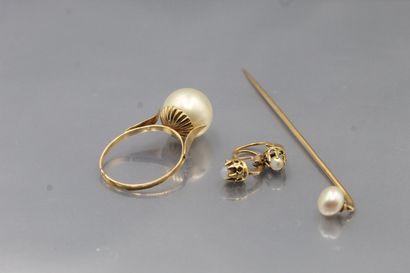 null Lot in 18k (750) yellow gold and cultured pearls consisting of a ring, a pin,...