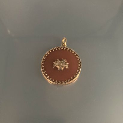 null Circular carnelian pendant surrounded by 18K (750) gold and enhanced with a...