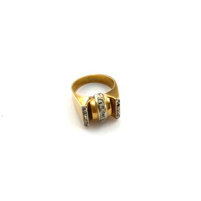 null Chevalière in 18k (750) yellow gold with three rows of diamonds (missing).

Finger...